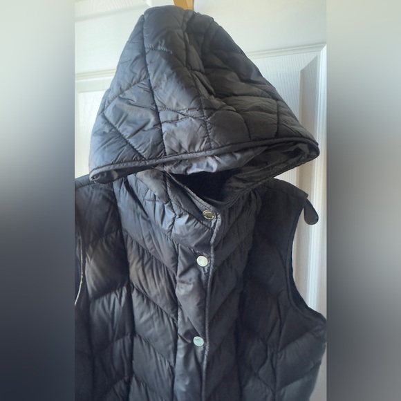 Michael Kors quilted puffer vest with gold-tone hardware - Picture 5 of 8